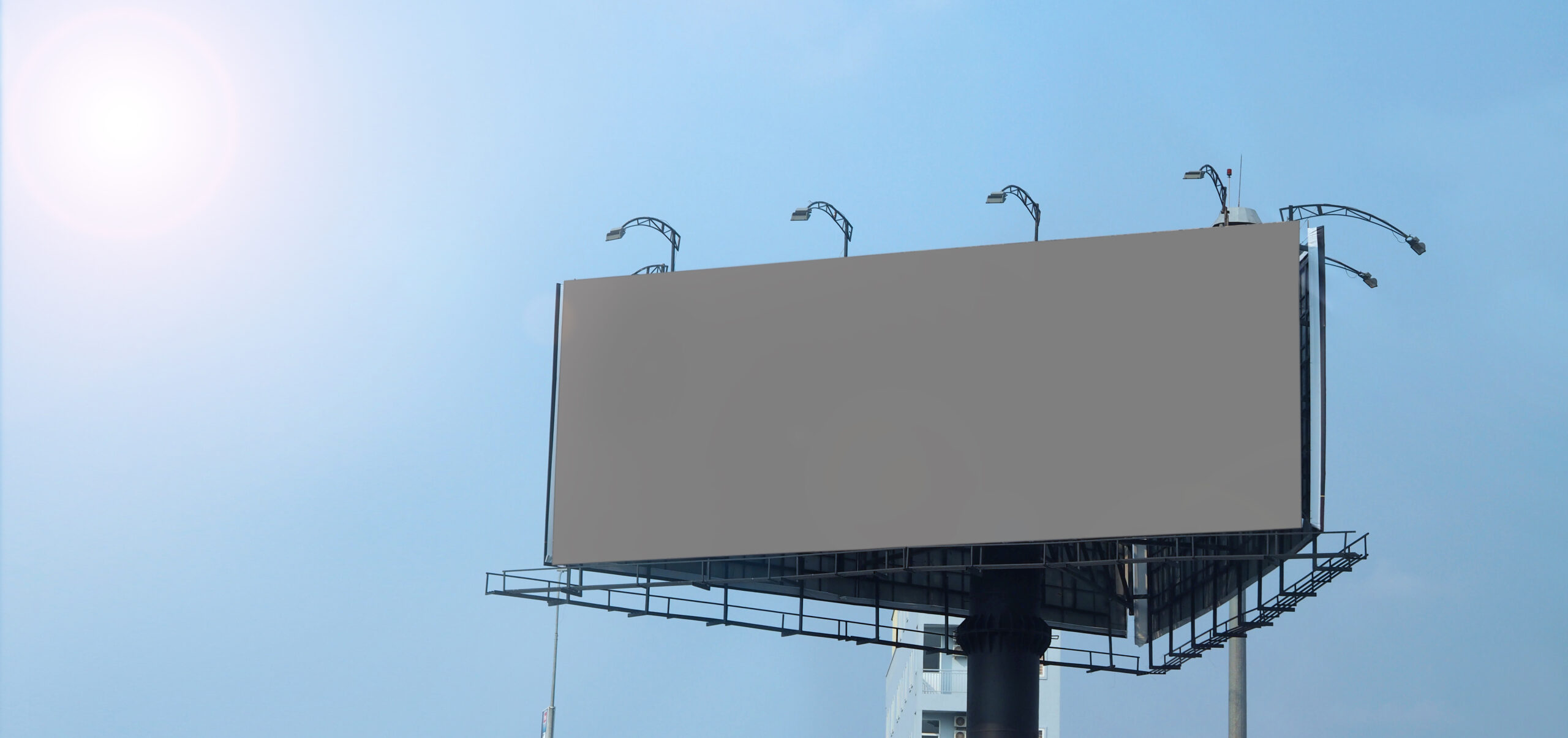 Billboard tegen een heldere lucht met zonneschittering